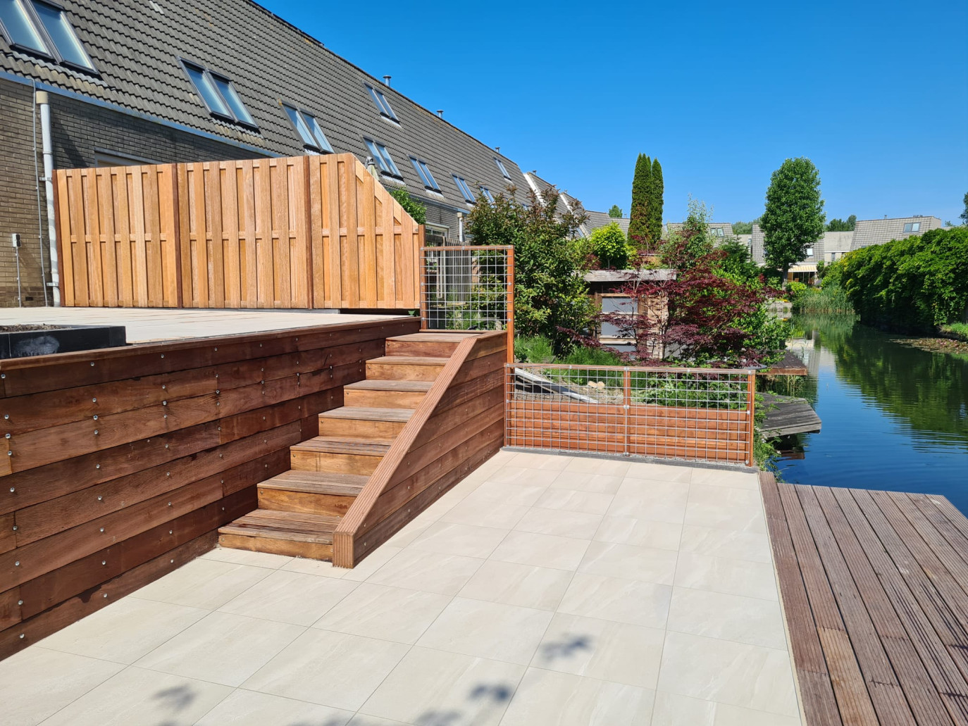 Tuin aan het water.